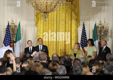 US-Präsident Barack Obama (2., L) macht die Erläuterungen sind wie der irische Premierminister Enda Kenny (L) zusammen mit der First Lady Michelle Obama (2., R), Kenny's Frau Isabelle (3., R) und Vizepräsident Joe Biden (R) bei einem Empfang im East Room des Weißen Hauses, März 20, 2012, in Washington, DC, der zuhört. Die beiden Führer einen Arbeitstag zu Diskussionen über wirtschaftliche Angelegenheiten gewidmet, die Irland Frieden halten Beteiligungen und aussenpolitischen Themen wie Syrien und Iran. UPI/Mike Theiler Stockfoto