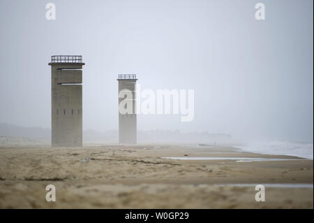 Zweiten Weltkrieg Wachtürme sind durch einen Dunst von Nebel bei Rehoboth Beach, Delaware am März 25, 2012 gesehen. UPI/Kevin Dietsch Stockfoto