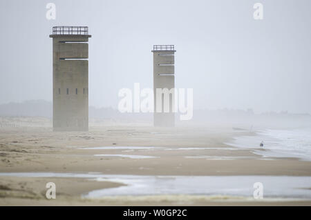 Zweiten Weltkrieg Wachtürme sind durch einen Dunst von Nebel bei Rehoboth Beach, Delaware am März 25, 2012 gesehen. UPI/Kevin Dietsch Stockfoto