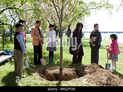 First Lady Michelle Obama nimmt an einem Kirschblüte Baum pflanzen mit yoriko Fujisaki, die Frau von der japanische Botschafter in den Vereinigten Staaten Ichiro Fujisaki, und lokalen Bereich Schule Kinder während einer Veranstaltung feiern das 100jährige Jubiläum der 1912 Geschenke der Kirschblüte Bäume in die Vereinigten Staaten aus Japan, in Washington, D.C. am 27. März 2012. UPI/Kevin Dietsch Stockfoto