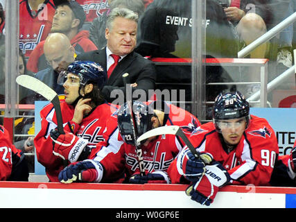 Washington Capitals Haupttrainer Dale Hunter führt seine Mannschaft von der Bank, wie sie der Buffalo Sabres während des zweiten Zeitraums im Verizon Center in Washington, D.C. am 27. März 2012 spielen. UPI/Kevin Dietsch Stockfoto