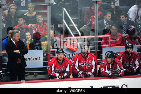 Head Coach Dale Washington Capitals "Hunter Uhren seine Mannschaft, wie die Hauptstädte von den Buffalo Sabres 5-1 im Verizon Center in Washington, D.C. am 27. März 2012 besiegt werden. UPI/Kevin Dietsch Stockfoto