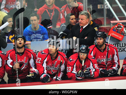 Head Coach Dale Washington Capitals "Hunter Uhren seine Mannschaft, wie die Hauptstädte von den Buffalo Sabres 5-1 im Verizon Center in Washington, D.C. am 27. März 2012 besiegt werden. UPI/Kevin Dietsch Stockfoto