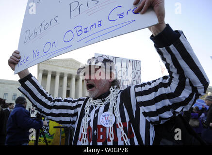 Michael Furt von Osten Brookfield, Massacusetts, Proteste gegen "Obama" vor dem Obersten Gericht, wo die Gerechtigkeit Gehör sind ein zweiter Tag der Argumente, die sich auf US-Präsident Barack Obama das Preiswerte Care Act, 27. März 2012 in Washington, DC. Die umstrittene Health Care Act hat Befürworter und Kritiker aus dem ganzen Land und der Oberste Gerichtshof wird ein dritter Tag der Anhörungen vor, später im Jahr der Entscheidung über seine Verfassungsmäßigkeit. UPI/Mike Theiler Stockfoto