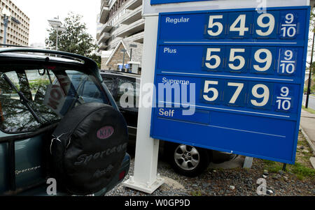 Eine Tankstelle ist in Washington, D.C. am März 30, 2012 gesehen. UPI/Kevin Dietsch Stockfoto