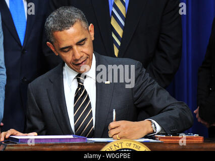 Us-Präsident Barack Obama unterzeichnet der Stop Trading auf Kongress Wissen (Lager) Handeln, das Eisenhower Executive Office Building in Washington, D.C. am 4. April 2012. Das Gesetz macht die Mitglieder des Kongresses gelten die gleichen Gesetze zum Insiderhandel, für alle anderen gelten. UPI/Kevin Dietsch Stockfoto