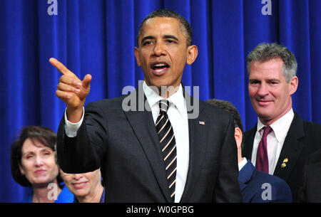 Us-Präsident Barack Obama spricht mit dem Publikum nach der Stop Trading Unterzeichnung im Kongress Wissen (Lager) Handeln, das Eisenhower Executive Office Building in Washington, D.C. am 4. April 2012. Das Gesetz macht die Mitglieder des Kongresses gelten die gleichen Gesetze zum Insiderhandel, für alle anderen gelten. UPI/Kevin Dietsch Stockfoto