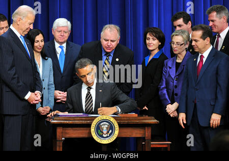 Us-Präsident Barack Obama unterzeichnet der Stop Trading auf Kongress Wissen (Lager) Handeln, das Eisenhower Executive Office Building in Washington, D.C. am 4. April 2012. Das Gesetz macht die Mitglieder des Kongresses gelten die gleichen Gesetze zum Insiderhandel, für alle anderen gelten. UPI/Kevin Dietsch Stockfoto