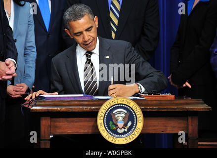 Us-Präsident Barack Obama unterzeichnet der Stop Trading auf Kongress Wissen (Lager) Handeln, das Eisenhower Executive Office Building in Washington, D.C. am 4. April 2012. Das Gesetz macht die Mitglieder des Kongresses gelten die gleichen Gesetze zum Insiderhandel, für alle anderen gelten. UPI/Kevin Dietsch Stockfoto