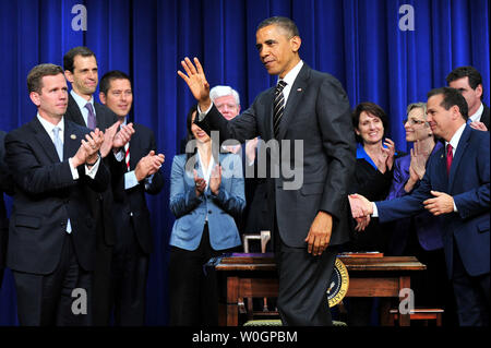 Us-Präsident Barack Obama Wellen nach dem Stop Trading Unterzeichnung im Kongress Wissen (Lager) Handeln, das Eisenhower Executive Office Building in Washington, D.C. am 4. April 2012. Das Gesetz macht die Mitglieder des Kongresses gelten die gleichen Gesetze zum Insiderhandel, für alle anderen gelten. UPI/Kevin Dietsch Stockfoto