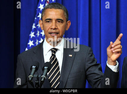 Us-Präsident Barack Obama liefert Erläuterungen vor dem Stop Trading Unterzeichnung im Kongress Wissen (Lager) Handeln, das Eisenhower Executive Office Building in Washington, D.C. am 4. April 2012. Das Gesetz macht die Mitglieder des Kongresses gelten die gleichen Gesetze zum Insiderhandel, für alle anderen gelten. UPI/Kevin Dietsch Stockfoto