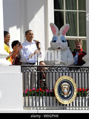 Us-Präsident Barack Obama macht Erläuterungen als First Lady Michelle Obama (L) und der Osterhase vor der paar Gäste, während das Weiße Haus Ostereier Rollen auf dem Südrasen des Weißen Hauses in Washington, D.C. am 9. April 2012 hören. UPI/Mike Theiler Stockfoto