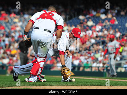 Washington Nationals erste Basisspieler Adam LaRoche holt die Kugel nach Catcher Wilson Ramos ein Pop-up verpasst im achten Inning gegen die Cincinnati Reds an den Angehörigen Park in Washington D.C. am 15. April 2012. UPI/Kevin Dietsch Stockfoto