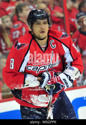 Washington Capitals Alex Ovechkin ist in der ersten Periode gegen die Boston Bruins in Spiel 3 der Eastern Conference gesehen Viertelfinale im Verizon Center in Washington, D.C. am 16. April 2012. UPI/Kevin Dietsch Stockfoto