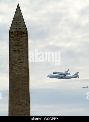 Das Space Shuttle Discovery auf dem NASA-Shuttle Carrier Aircraft, einer modifizierten Verbeugung 747, fliegen hinter dem Washington Monument auf dem Weg zum Smithsonian National Air und Space Museum Virginia Anhang für die ständige Anzeige am 17. April 2012 in Washington, DC. Das Shuttle flog über die Hauptstadt der Nation auf 1500 Meter und bietet einen tollen Blick für Bewohner und Touristen vor der Landung am Dulles International Airport. UPI/Pat Benic Stockfoto