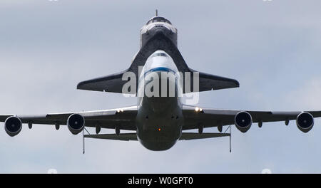 Space Shuttle Discovery, Reiten auf der NASA 747 Shuttle carrier Aircraft, funktioniert ein vorbeiflug von Dulles International Airport in Chantilly, Virginia am 17. April 2012. Entdeckung, die Ende der letzten Mission am 9. März 2011, in der ständigen Ausstellung des Smithsonian National Air und Space MuseumÍs Udvar-Hazy Center in Chantily, Virginia gesetzt wird. UPI/Kevin Dietsch Stockfoto