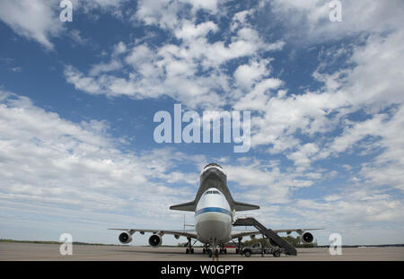 Das Space Shuttle Discovery befindet sich auf der Spitze des NASA 747 Shuttle carrier Aircraft, nachdem es am Dulles International Airport in Chantilly, Virginia am 17. April 2012 landete. Entdeckung, die Ende der letzten Mission am 9. März 2011, in der ständigen Ausstellung des Smithsonian National Air und Space Museum Udvar-Hazy Center in Chantilly, Virginia gesetzt wird. UPI/Kevin Dietsch. Stockfoto