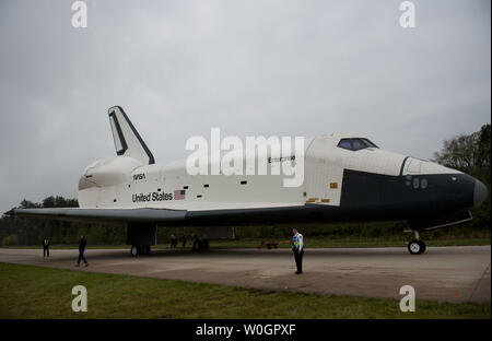 Das Space Shuttle Enterprise wird vor einer Übertragung Zeremonie an der Smithsonian National Air und Space Museum Udvar-Hazy Center in Chantilly, Virginia am 19 April, 2012 gesehen. Das Space Shuttle Discovery, wird das Ersetzen von den Unternehmen, die Transporter an die Intrepid Sea, Air & Space Museum in New York City. UPI/Kevin Dietsch Stockfoto