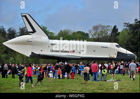 Das Space Shuttle Enterprise wird vor einer Übertragung Zeremonie an der Smithsonian National Air und Space Museum Udvar-Hazy Center in Chantilly, Virginia am 19 April, 2012 gesehen. Das Space Shuttle Discovery, wird das Ersetzen von den Unternehmen, die Transporter an die Intrepid Sea, Air & Space Museum in New York City. UPI/Kevin Dietsch Stockfoto