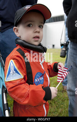 Joey Edler, 4, von Ashburn, Virginia wartet auf das Space Shuttle Discovery transfer Zeremonie an der Smithsonian National Air und Space Museum Udvar-Hazy Center in Chantilly, Virginia am 19. April 2012. Das Space Shuttle Discovery, wird das Ersetzen von den Unternehmen, die Transporter an die Intrepid Sea, Air & Space Museum in New York City. UPI/Kevin Dietsch Stockfoto