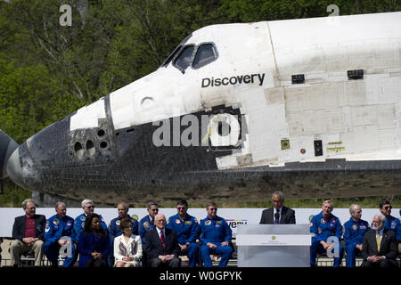 NASA-Administrator Charles Bolden Jr. liefert Erläuterungen zu einem Transfer Zeremonie für das Shuttle Discovery auf der Smithsonian National Air und Space Museum Udvar-Hazy Center in Chantilly, Virginia am 19. April 2012. Das Space Shuttle Discovery, wird das Ersetzen von den Space Shuttle Enterprise, die Transporter an die Intrepid Sea, Air & Space Museum in New York City. UPI/Kevin Dietsch Stockfoto