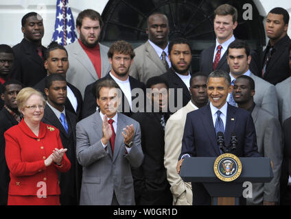 US-Präsident Barack Obama (R) macht die Erläuterungen sind wie er heißt Alabama Crimson Tide Head Coach Nick Saban (2., L) und der Universität von Alabama Interim Präsident Judy Bonner (L) zusammen mit Spielern der NCAA nationalen Meisterschaft Team, im Süden Rasen des Weißen Hauses, April 19, 2012, in Washington, DC. Alabama besiegt LSU, 21-0, im Januar, für die BCS-College Football Championship. UPI/Mike Theiler Stockfoto