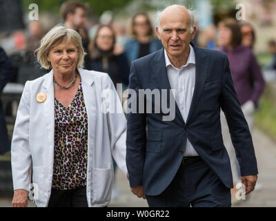 Vince Cable wird von drei neuen Abgeordneten der Partei für London trat der besten Europäischen Wahlergebnis in der Geschichte der Partei zu feiern. Mit: Rachel Kabel, Vince Cable, Wo: London, Vereinigtes Königreich, wenn: 27. Mai 2019 Credit: Wheatley/WANN Stockfoto