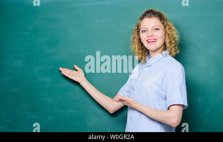 Lehre könnte mehr Spaß machen. Lehrer der beste Freund von Lernenden. Guter Lehrer ist Meister der Vereinfachung. Frau Lehrerin vor der Tafel. Lehrer hart Thema erklären. Über Wissen leidenschaftlich. Stockfoto