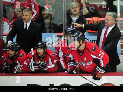 Washington Capitals Haupttrainer Dale Hunter führt seine Mannschaft gegen die Boston Bruins im zweiten Zeitraum im Verizon Center in Washington, D.C. am 22. April 2012. Die Hauptstädte verloren zu den Bruins 4-3. Die Reihe gebunden 3-3. UPI/Kevin Dietsch Stockfoto