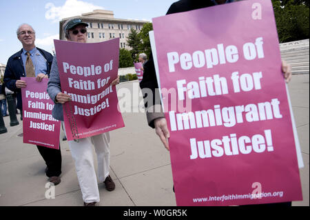 Die Mitglieder des Interreligiösen Einwanderung Koalition protestieren vor dem Obersten Gerichtshof Berufung für ein faires Urteil gegen Arizona's Anti-imigration SB 1070 Gesetz, welches durch das Gericht am Mittwoch gehört werden wird, in Washington, D.C. am 24. April 2012. UPI/Kevin Dietsch Stockfoto