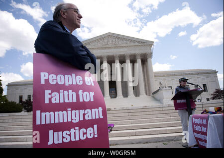 Die Mitglieder des Interreligiösen Einwanderung Koalition protestieren vor dem Obersten Gerichtshof Berufung für ein faires Urteil gegen Arizona's Anti-imigration SB 1070 Gesetz, welches durch das Gericht am Mittwoch gehört werden wird, in Washington, D.C. am 24. April 2012. UPI/Kevin Dietsch Stockfoto