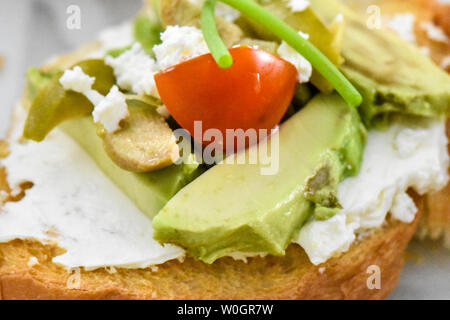 Sauber, gesund naschen Avocado, Tomate, Pilz und Feigen bereit, mit Kräuter, Blätter und ein kleines Stück Baguette serviert werden. Ideal bite Stockfoto