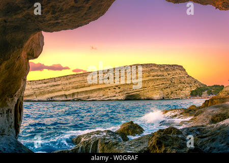 Matala-Strand mit Höhlen auf den Felsen, die als römische Friedhof verwendet wurden und auf das Jahrzehnt der 70er Jahre waren lebenden Hippies aus aller Welt, Crete, Stockfoto