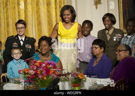 First Lady Michelle Obama wirft mit militärischen Familien wie Sie hosts militärische Familien für Muttertag im Weißen Haus in Washington am 10. Mai 2012. UPI/Kevin Dietsch Stockfoto