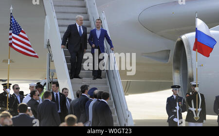 Der russische Ministerpräsident Dimitri Medwedew (R) handelt es sich um begleitete die Schritte der sein Flugzeug von Botschafter Sergey Kislyak, als er am Dulles International Airport, Chantilly, Virginia, 18. Mai 2012 für den Transport zum Wochenende G-8-Gipfel, wo ist Ersatz für Pres Wladimir Putin kommt. Die Gruppe der 8 Treffen mit Präsident Obamas Regierung Beamte in Camp David, Maryland und dem NATO-Gipfel in Chicago, Illinois. . (UPI Foto/Mike Theiler) Stockfoto