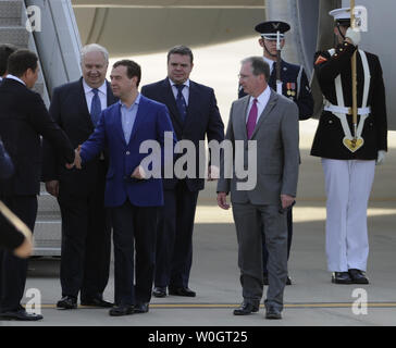 Der russische Ministerpräsident Dimitri Medwedew schüttelt Hände mit Gästen wie er durch Botschafter Sergey Kislyak (2., L) begleitet ist, wie er am Dulles International Airport, Chantilly, Virginia, 18. Mai 2012 für den Transport zum Wochenende G-8-Gipfel, wo ist Ersatz für Pres Wladimir Putin kommt. Die Gruppe der 8 Treffen mit Präsident Obamas Regierung Beamte in Camp David, Maryland und dem NATO-Gipfel in Chicago, Illinois. . (UPI Foto/Mike Theiler) Stockfoto