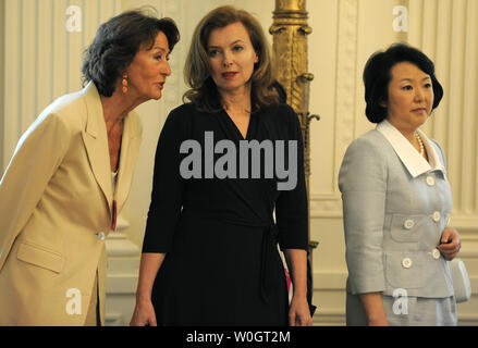 Frankreichs first Lady Valerie Trierweiler (C) hört sie einen Übersetzer, wie Sie Touren, das Weiße Haus mit Hitomi Noda von Japan, 19. Mai 2012 in Washington, DC, während die G-8-Führer sind Treffen in Camp David, Maryland. UPI/Mike Theiler Stockfoto