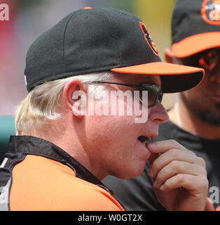 Baltimore Orioles Manager Buck Showalter Uhren die Aktion im Dugout im zweiten Inning von MLB Spiel gegen die Washington Nationals am 20. Mai 2012 in Washington, DC. Washington Nationals gewann 9-3. UPI/Pat Benic Stockfoto