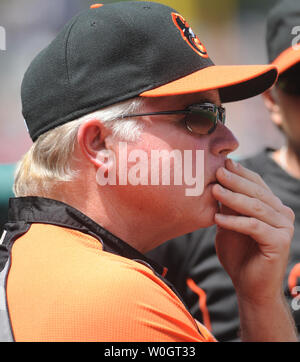 Baltimore Orioles Manager Buck Showalter Uhren die Aktion im Dugout im zweiten Inning von MLB Spiel gegen die Washington Nationals am 20. Mai 2012 in Washington, DC. Washington Nationals gewann 9-3. UPI/Pat Benic Stockfoto