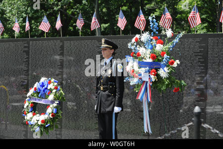 Die ehrengarde steht neben der Vietnam Veterans Memorial beim Festakt zum 50. Jahrestag des Krieges am 28. Mai 2012 in Washington, DC. Präsident Barack Obama und der First Lady Michelle Obama waren an Hand für das Gedenken. Mehr als 58.000 Namen der Soldaten, die getötet oder fehlen im Krieg waren sind an der Wand eingraviert. UPI/Pat Benic Stockfoto