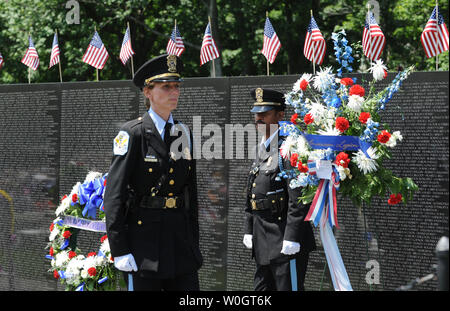 Das Ändern des Schutzes der Ehre ist neben der Vietnam Veterans Memorial beim Festakt zum 50. Jahrestag des Krieges am 28. Mai 2012 in Washington, DC gezeigt. Präsident Barack Obama und der First Lady Michelle Obama waren an Hand für das Gedenken. Mehr als 58.000 Namen der Soldaten, die getötet oder fehlen im Krieg waren sind an der Wand eingraviert. UPI/Pat Benic Stockfoto