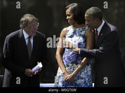 US-Präsident Barack Obama (R) und der First Lady Michelle Obama chat mit Verteidigungsminister Leon Panetta, wie sie in einem Fall an der Vietnam Veterans Memorial teilnehmen, am Memorial Day, Mai 28, 2012, in Washington, DC. Die Zeremonie markiert den 50. Jahrestag von Amerikas Eintritt in den Vietnam Krieg. UPI/Mike Theiler Stockfoto