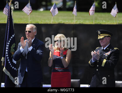 US-Vizepräsident Joe Biden (L) und seine Frau Dr. Jill Biden melden Sie Vorsitzende des Generalstabs Gen Martin Dempsey applaudieren während einer Veranstaltung an der Vietnam Veterans Memorial, am Memorial Day, Mai 28, 2012, in Washington, DC. Die Zeremonie markiert den 50. Jahrestag von Amerikas Eintritt in den Vietnam Krieg. UPI/Mike Theiler Stockfoto