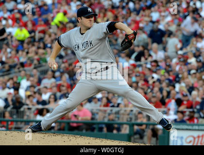 New York Yankees Phil Hughes liefert ein Pitch im dritten Inning von Spiel gegen die Washington Nationals an den Angehörigen Park in Washington, DC am 15. Juni 2012. UPI/Pat Benic Stockfoto