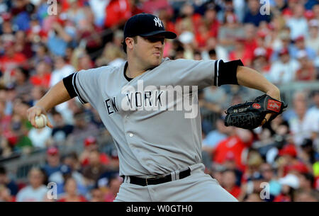 New York Yankees Phil Hughes liefert ein Pitch im zweiten Inning von Spiel gegen die Washington Nationals an den Angehörigen Park in Washington, DC am 15. Juni 2012. UPI/Pat Benic Stockfoto