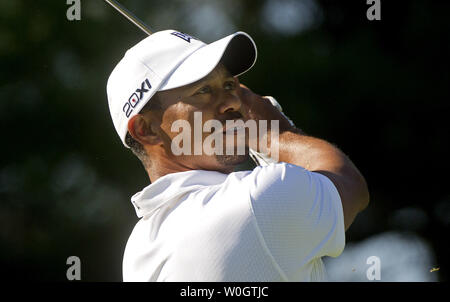 Tiger Woods paßt seinen Antrieb aus der 2 T-Stück während einer Praxis, die vor der BEI 2012&T Nationalen am Kongreßcountryklub in Bethesda, Maryland am 27. Juni 2012. UPI/Kevin Dietsch Stockfoto