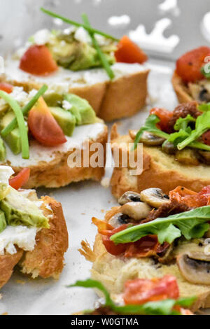 Sauber, gesund naschen Avocado, Tomate, Pilz und Feigen bereit, mit Kräuter, Blätter und ein kleines Stück Baguette serviert werden. Ideal bite Stockfoto