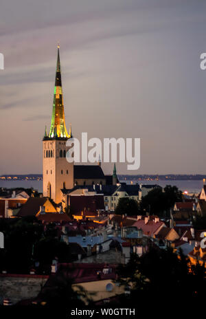 Panorama der Stadt Tallinn, in der Ferne die Kirchturmspitze der St. Olaf, ein Baptist Kirche in Abend Stockfoto