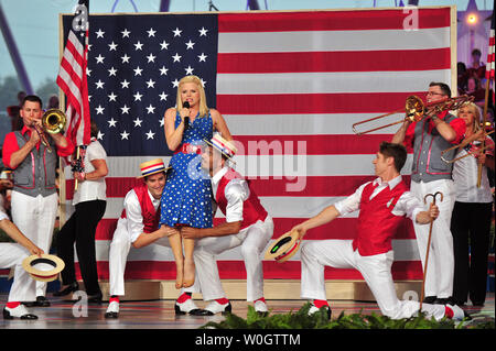 Megan Hilty führt während der Probe für "Capitol Vierten' Konzert auf der National Mall in Washington D.C. am 3. Juli 2012. UPI/Kevin Dietsch Stockfoto