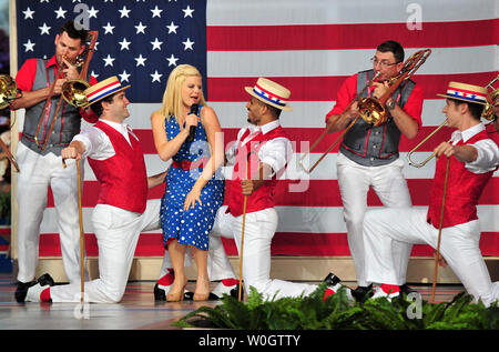 Megan Hilty führt während der Probe für "Capitol Vierten' Konzert auf der National Mall in Washington D.C. am 3. Juli 2012. UPI/Kevin Dietsch Stockfoto